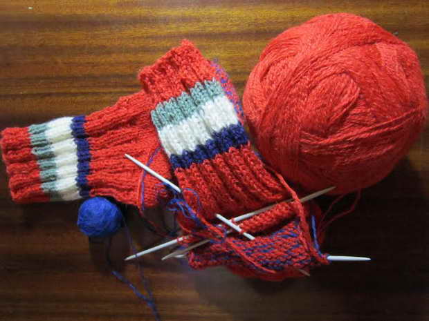 Зробив добро і тікай: мешканка Запоріжжя в'яже бійцям АТО теплі жилетки